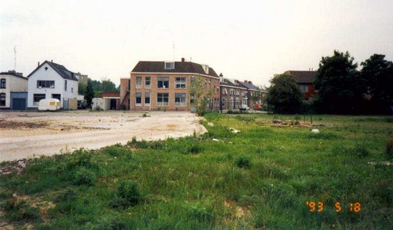 Haaksbergerstraat 299-301 vroeger 259 hoek Burgemeester Jacobsstraat Braakliggend terrein in de buurt De Braker tussen Haaksbergerstraat en Carolastraat, gezien vanaf de Haakbergerstraat 18-5-1993.jpeg