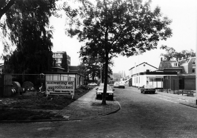 Haaksbergerstraat 323 Hoek Helenastraat nabij kruising met de Jacobastraat met links bord van Henny Hendriks B.V. Rechts bakkerij Busch 1988.jpeg