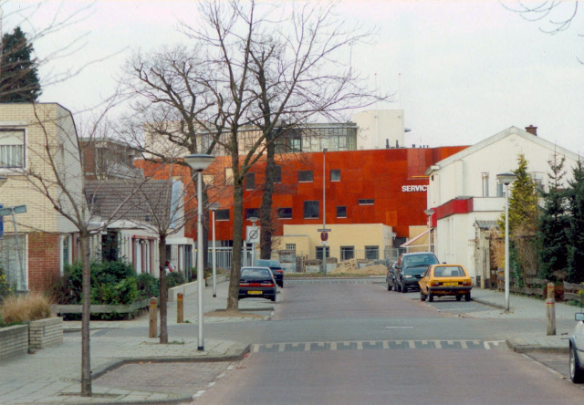 Haaksbergerstraat 323 Zicht vanuit de Helenastraat op servicecentrum West. Rechts Bakkerij Busch.jpeg