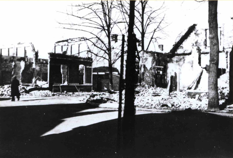 Haaksbergerstraat 296, 298 en 2e Veldkampstraat 1 tm 11. getroffen panden 22-2-1944.jpg