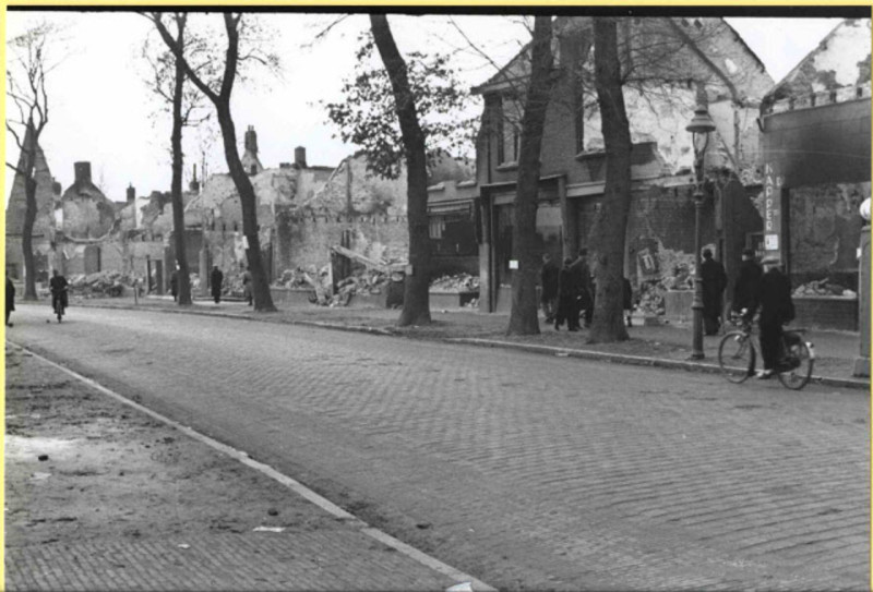 Haaksbergerstraat 312-368 getroffen panden na bombardement 22-2-1944..jpeg