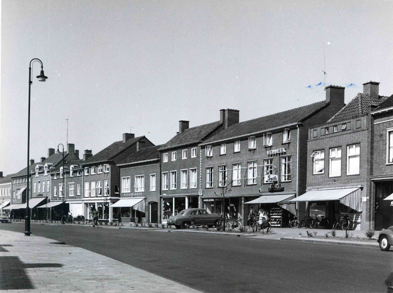 Haaksbergerstraat 328-330-332. Op 330 schoenenmagazijn Verbeek voorstad later pand Electrolux op 332 drogisterij.jpg
