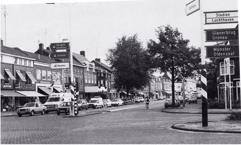 Haaksbergerstraat 358-368 winkels Reimerink vroeger ten Cate en Kiffen gezien vanaf Getfertsingel 1986..jpg