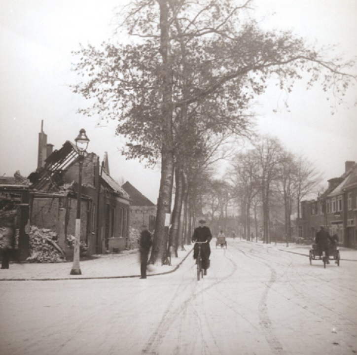 Haaksbergerstraat 368 Hoek Pathmossingel, getroffen pand drogisterij Kiffen.jpeg