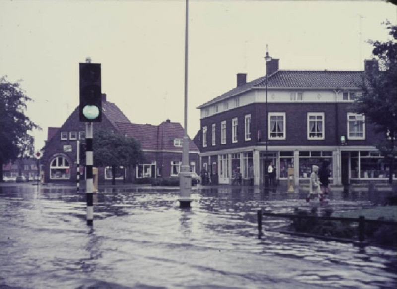 Haaksbergerstraat 368 hoek Getfertsingel-Janninksweg-Pathmossingel. wateroverlast door wolkbreuk met winkel Kiffen 17-8-1969.jpg