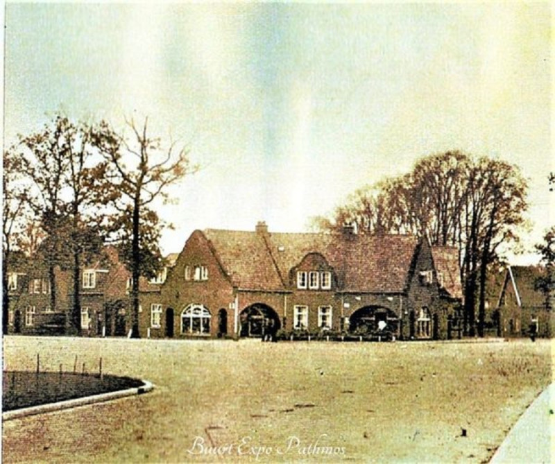 Haaksbergerstraat 374-376 hoek Pathmossingel in 1944 verwost door bombardement.jpg