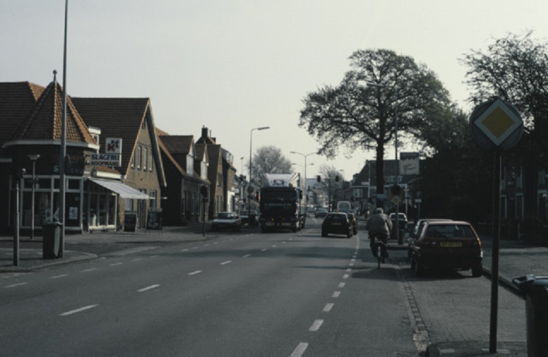 Haaksbergerstraat 394-400 nabij kruising met Spinnerplein, met slagerij Koopmans. maart 1998.jpeg