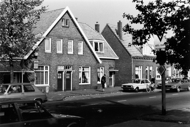 Haaksbergerstraat 394-396-398 woningen en links keurslager Koopmans 1983.jpeg