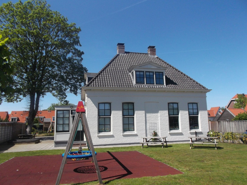 Haaksbergerstraat 410 de voormalige buitenplaats, de villa en het pakhuis van textielfabrikant H.A. van Heek later 1913 kantoor Volkswoning.JPG