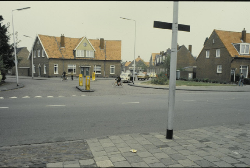 Haaksbergerstraat464-466 links en  462 rechts Kruispunt met de B.W. ter Kuilestraat en Willem de Clercqstraat begin jaren 90.jpeg