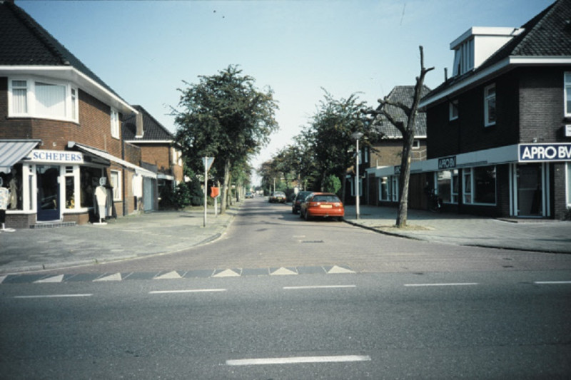 Haaksbergerstraat 526-528 hoek Dr. P. van Hoekstraat  Haaksbergerstraat met Schepers Mode en APRO B.V. Boekhoud- en Belastingadviebureau. begin jaren 90.jpeg