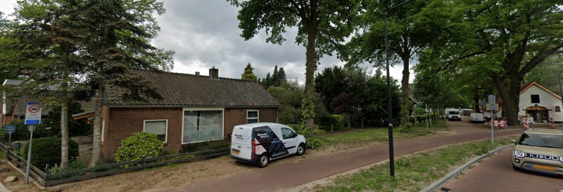 Haaksbergerstraat 960 links. Rechts Usselerhofweg foto mei 2022.jpg