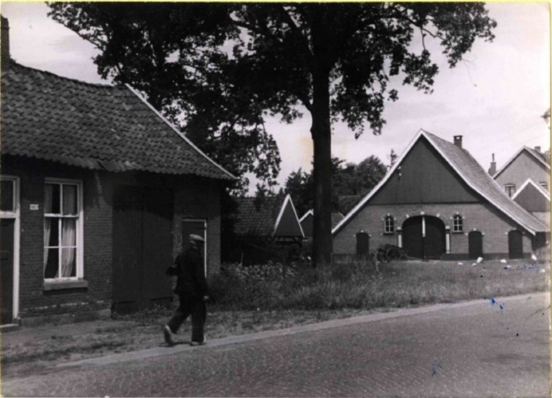 Haaksbergerstraat 960 links. Rechts Usselerhofweg 1 Boerderij in de buurtschap Usselo 1943.jpeg