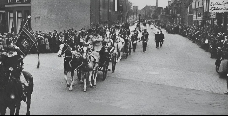 Getfertstraat 2 later C.F. Klaarstraat en nu Boulevard 1945 vanaf hoek Haaksbergerstraat 1933 rechts Volksslagerij Fa. Julius de Leeuw.jpg