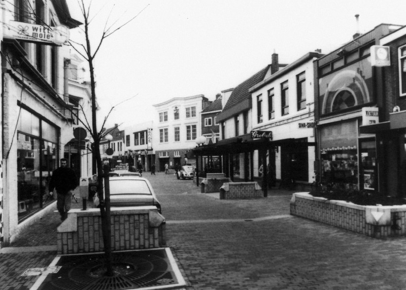 De Heurne 25-27 cafe Halve maan en Siwa shop  1982 eerder zat hier toen nog Oldenzaalsestraat 27 slagerij de Leeuw.jpg
