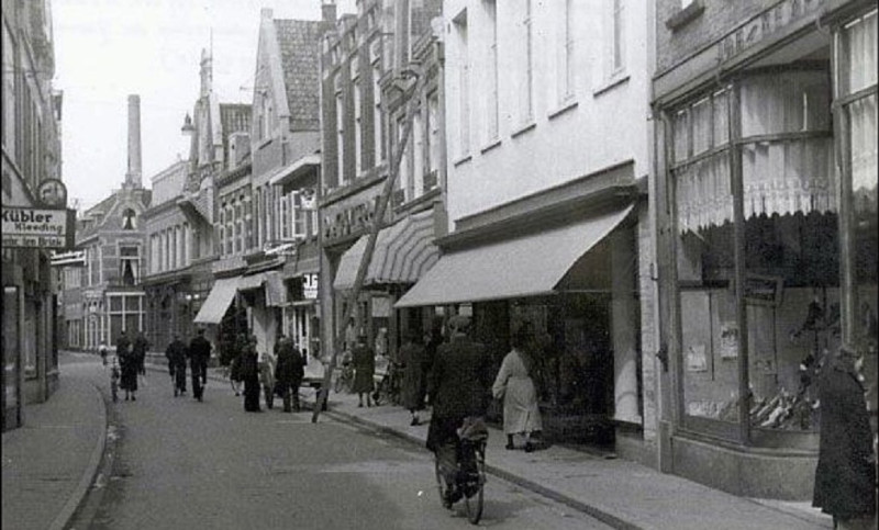 Haverstraat 8 rechts Joh. Kemper schoenenzaak en 14-16 rechts De Gruyter.jpg