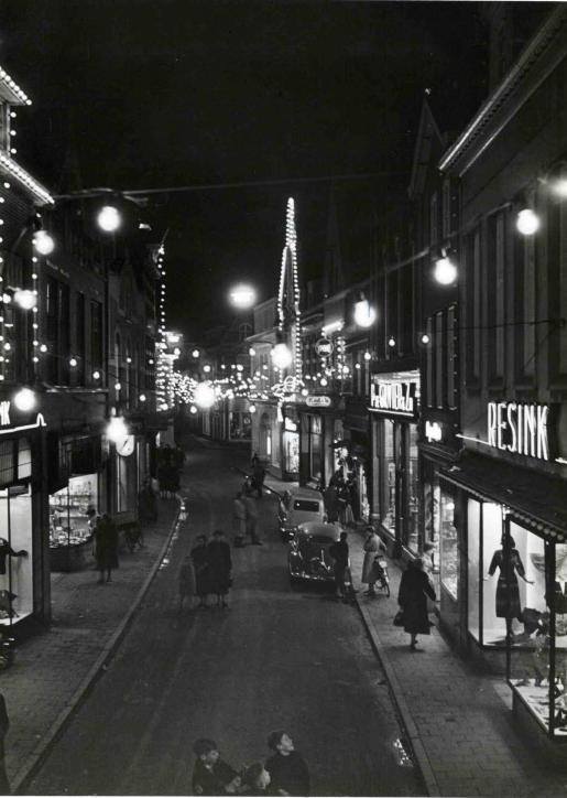 Haverstraat 10-12-14-16 feestelijk verlicht richting Burgemeesterstraat rechts modezaak Resink en de Gruyter 1950.jpg