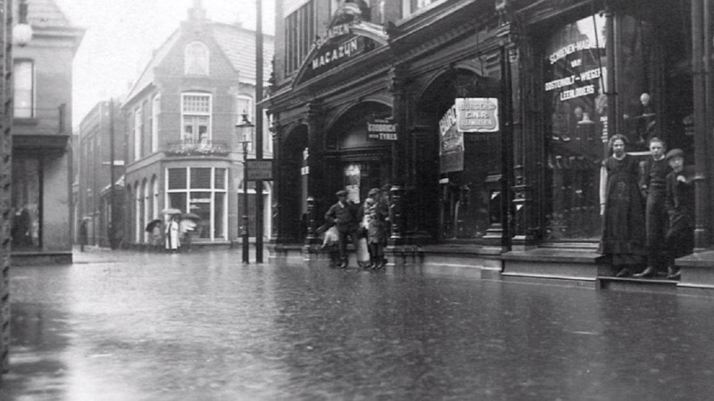 Haverstraat 24-26 hoek Burgemeesterstraat wateroverlast  Rechts schoenenmagazijn Oosterholt Wiegerink en Burgers ENR rijwielen en Sigarenmagazijn Stapele.jpg