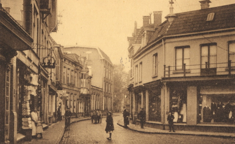 Haverstraat 27-31 T.h.v. splitsing Burgemeesterstraat richting Markt, met Resink & Co. 1915.jpeg