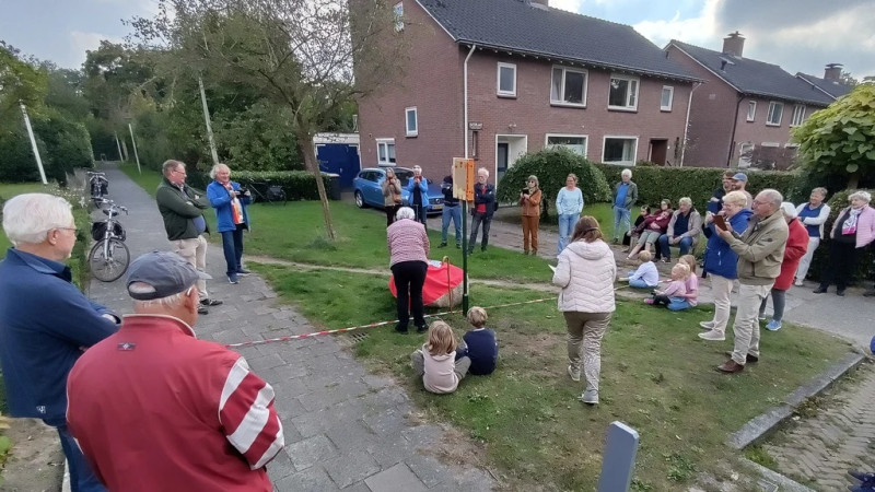 Haydnlaan 1 De onthulling van de markesteen Bolhaarsteen 1-10-2025.jpg