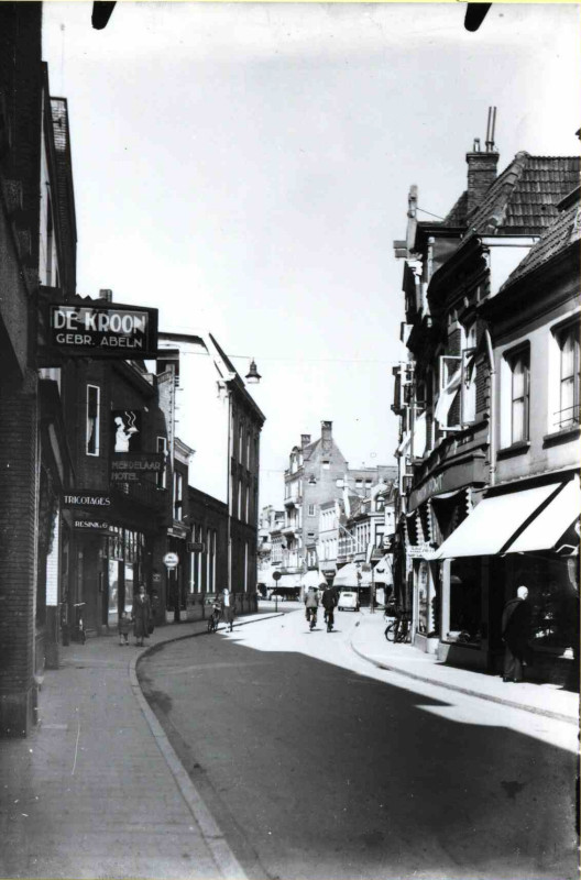 Haverstraat 35-37-39 Gezien richting Markt. Links Hotel Mendelaar, Resink en Co, De Kroon Gebr. Abeln 1930.jpg