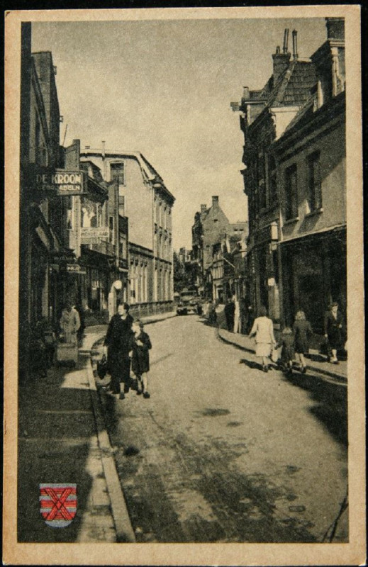 Haverstraat 35-37-39 Links Hotel Mendelaar en Kofa Gebr Abeln Manufacturen- en Tapijthandel De Kroon.jpg