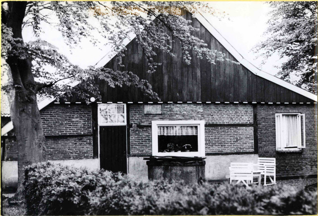 Heersenkampweg 45 Boerderij en zandstenen put 27-4-1965.jpeg