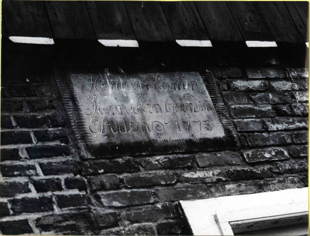 Heersenkampweg 45 Gevelplaat in boerderij. 27-4-1965.jpeg