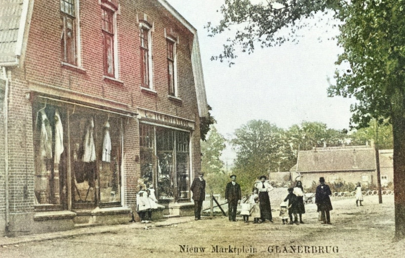 Heldersplein 1 vroeger Marktplein Rechts winkel Grimberg (v fam Tempel) van Fa. gebr. Ter Hoffstedde . Later huis doker Eshuis. Links manifacturierszaak Roring tevens hulppostkantoor.jpg