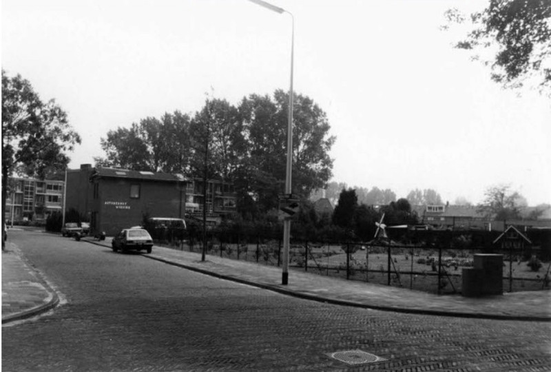 Helenastraat nabij kruising met de Jacobastraat met autobedrijf Wissink, rechts tuin van woning vol tuinkabouters 1988.jpg