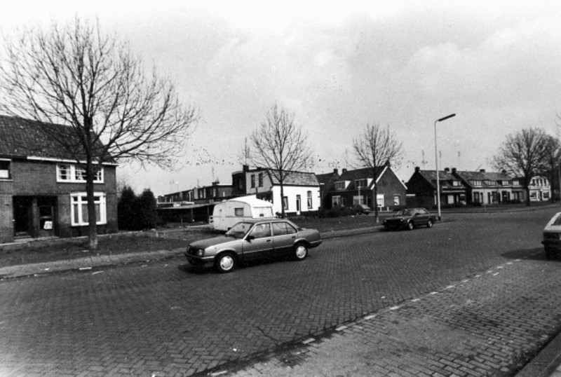 Helenastraat 41-43 links en 45-59 rechts nabij kruising Annastraat, met woningen en rechts cafetaria Het Boswinkel 1988.jpeg