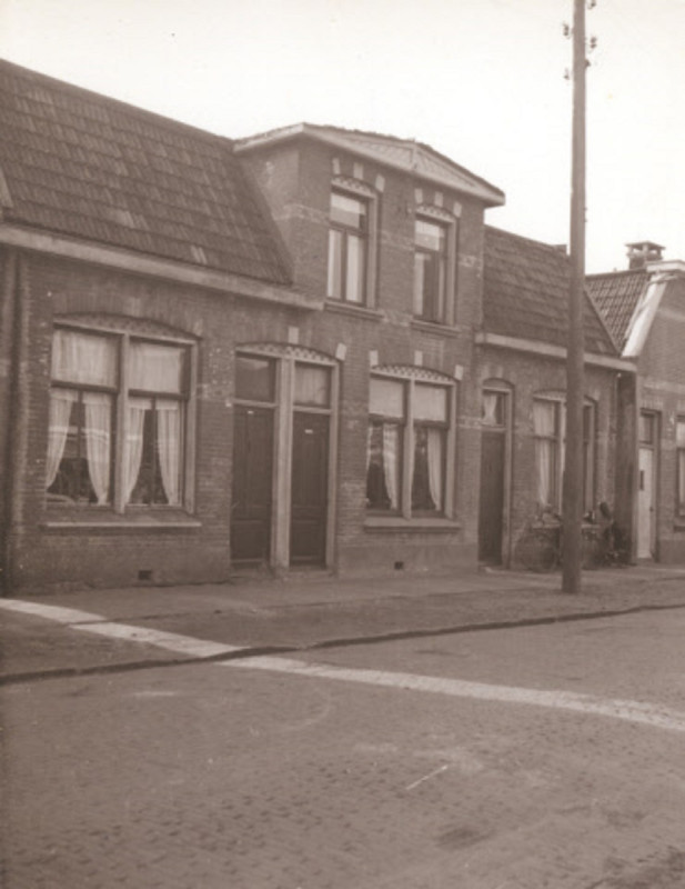 Helenastraat 51-53-55 woningen foto 1967.jpeg