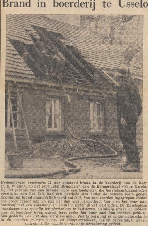 Helmerstraat 400 Usselo brand boerderrij erve Het Brugman van G.E. Wissink krantenfoto Twentsche courant 30-5-1958.jpg