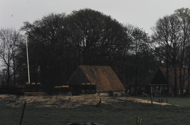 Helmerstraat WissinksMöl in opbouw. De stenderkast werd verplaatst van Buurserzand naar de oorspronkelijke plaats bij erve Wissink Usselo 11-4-1981.jpeg