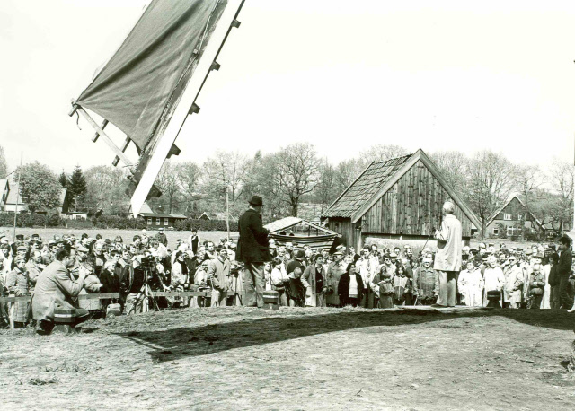 Helmerstraat 401 Tijdens inwijdingsfeest van de molen Wissink Mol mei 1982.jpeg