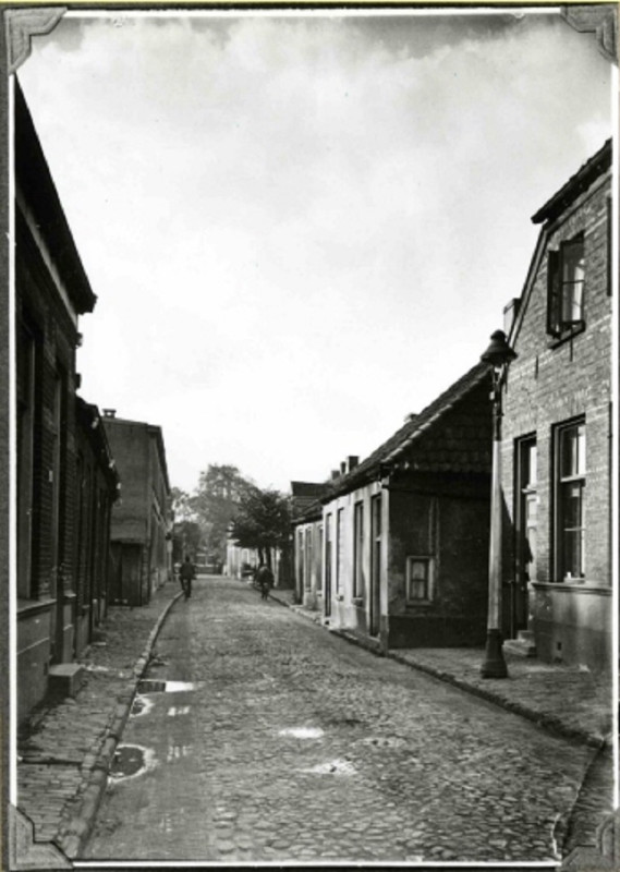 Hengelosedwarsstraat 1-7 links 6-10 richting Hengelosestraat in 1930.jpeg