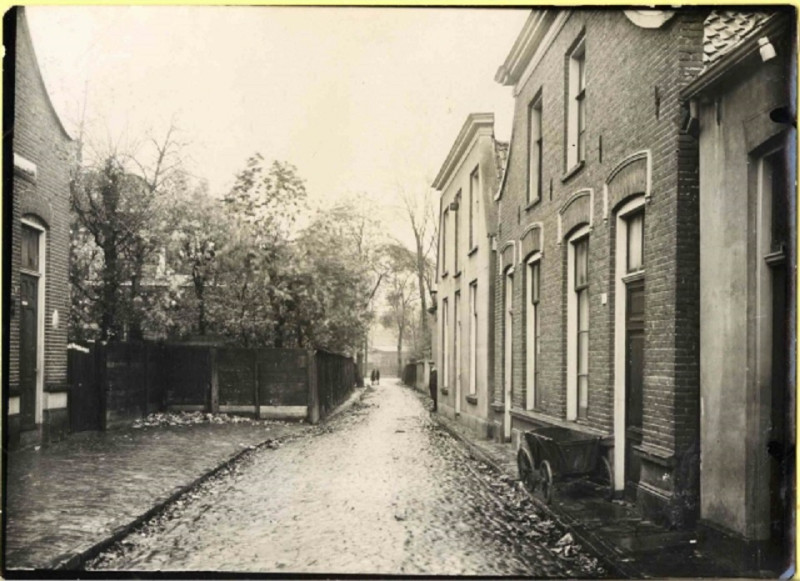 Hengelosedwarsstraat 1-9 rechts en 2 links Richting Hengelosestraat, aantal woningen 1920.jpeg