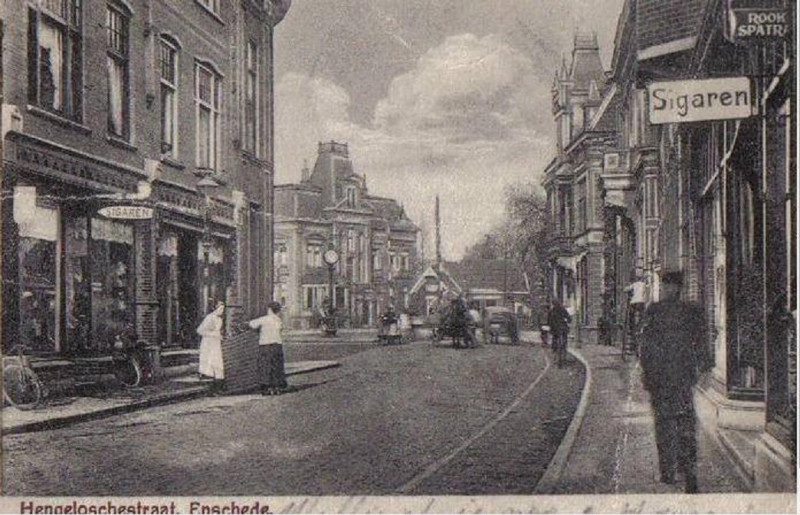 Hengelosestraat 22a sigarenmagazijn Wegkamp rechts en 31 links nu Korte Hengelosestraat.jpg