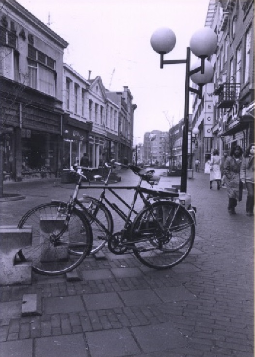 Hengelosestraat 25 links winkel Baarslag huishoudelijke artikelen 1981.jpg