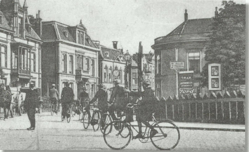 Hengelosestraat 26-28 villa's ter Kuile nu Korte Hengelosestraat  voor de spoorwegovergang 1920.jpg