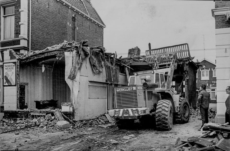 Hengelosestraat 56-58 sloop pand sigarenwinkel Nagels en daarachter touwslagerij Berendsen 5-2-1974.jpg