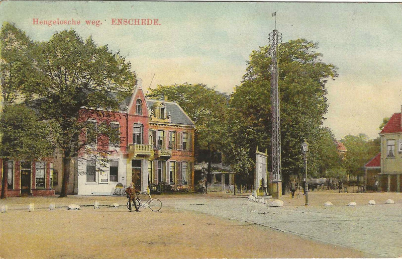 Hengelosestraat 52-58  links de sigarenwinkel van Nagels in het midden het stadhuis van Lonneker en rechts iets terug de villa van mevrouw van Heek...jpg