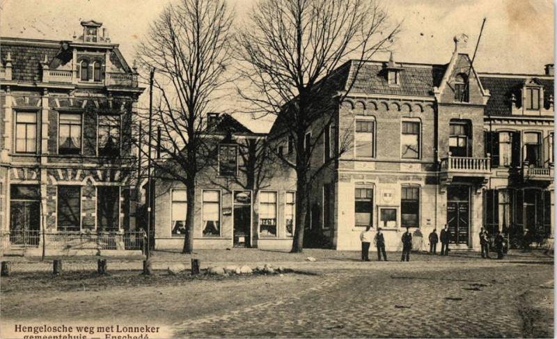 Hengelosestraat 54-58 gemeentehuis Lonneker en sigarenwinkeltje Nagels 1911.jpg