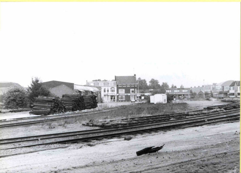 Hengelosestraat 70-74 panden op achtergrond. Opbreken spoorlijn station Enschede Noord 4-8-1990.jpeg