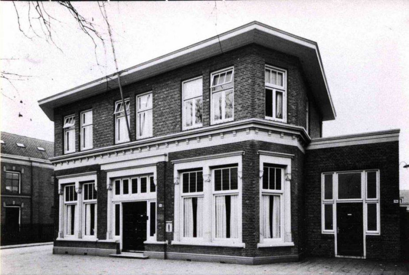 Hengelosestraat 76-78  hoek Boddenkampstraat  kantoor administrateur van de Volkswoning. later gebouw postzegel veiling 1930.jpg