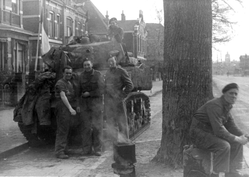 Hengelosestraat 82-88 villa's links en rechts achter was Station loods en staat nu Menzis.jpg