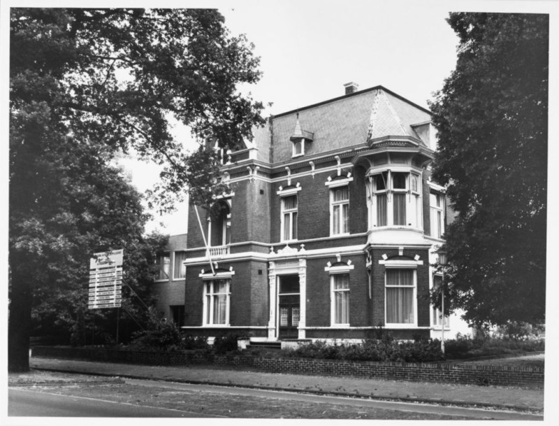 Hengelosestraat 98 villa van Heek gemeentelijk monument.jpg
