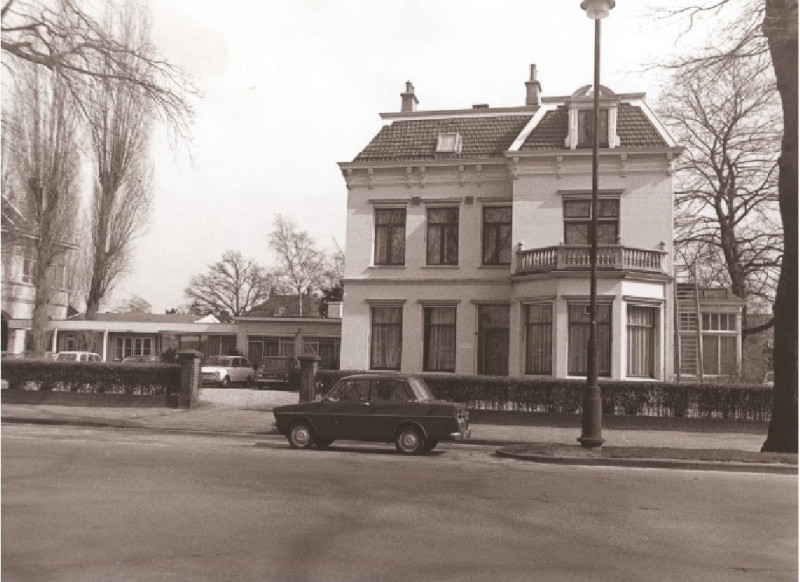 Hengelosestraat 102 Voorgevel van het gebouw waarin voorheen Revalidatiecentrum Overijssel was gevestigd 1975.jpg