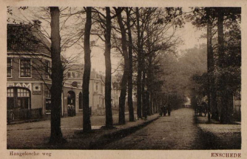 Hengelosestraat 114 en 116-120 vroeger Hengeloseweg  garage Roeloffzen.  toen TRAM of te wel Twentse Rijwiel en Auto Maatschappij 1919.jpg