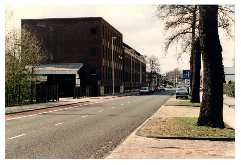 Hengelosestraat 125-127 richting Tubantiasingel fabriek Schuttersveld gebr. van Heek.jpg